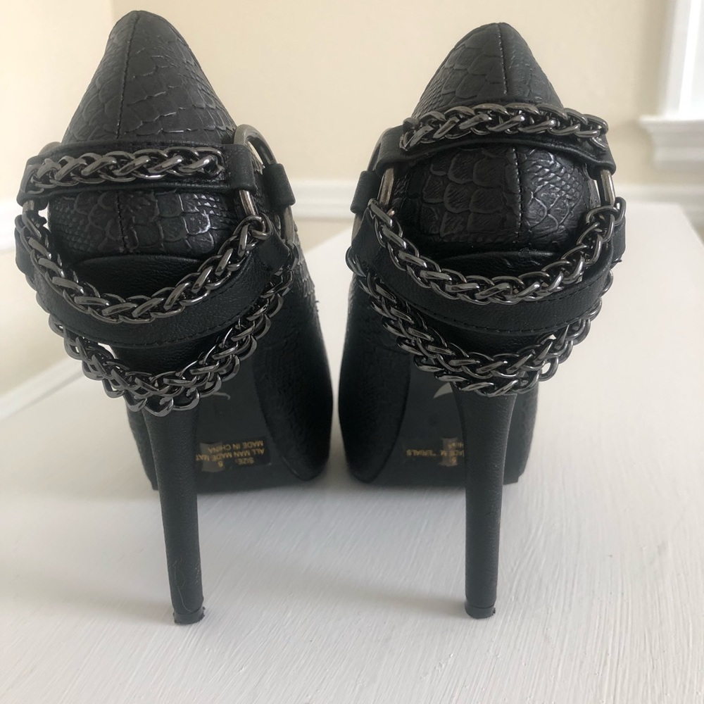 Size 6 Black heels. Only wore for 3 hours- GREAT CONDITION!